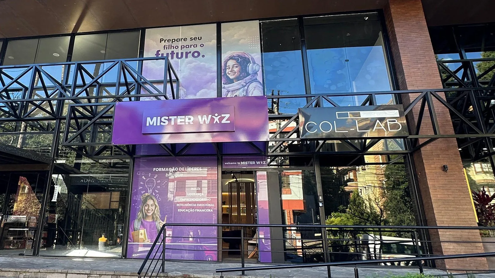 Fachada da Mister Wiz Gramado com a entrada e a identificação da escola.